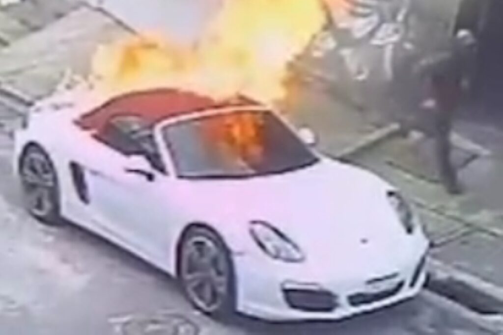video:-homem-e-flagrado-queimando-porsche-na-zona-sul-de-sp