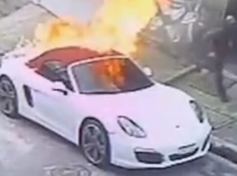 video:-homem-e-flagrado-queimando-porsche-na-zona-sul-de-sp