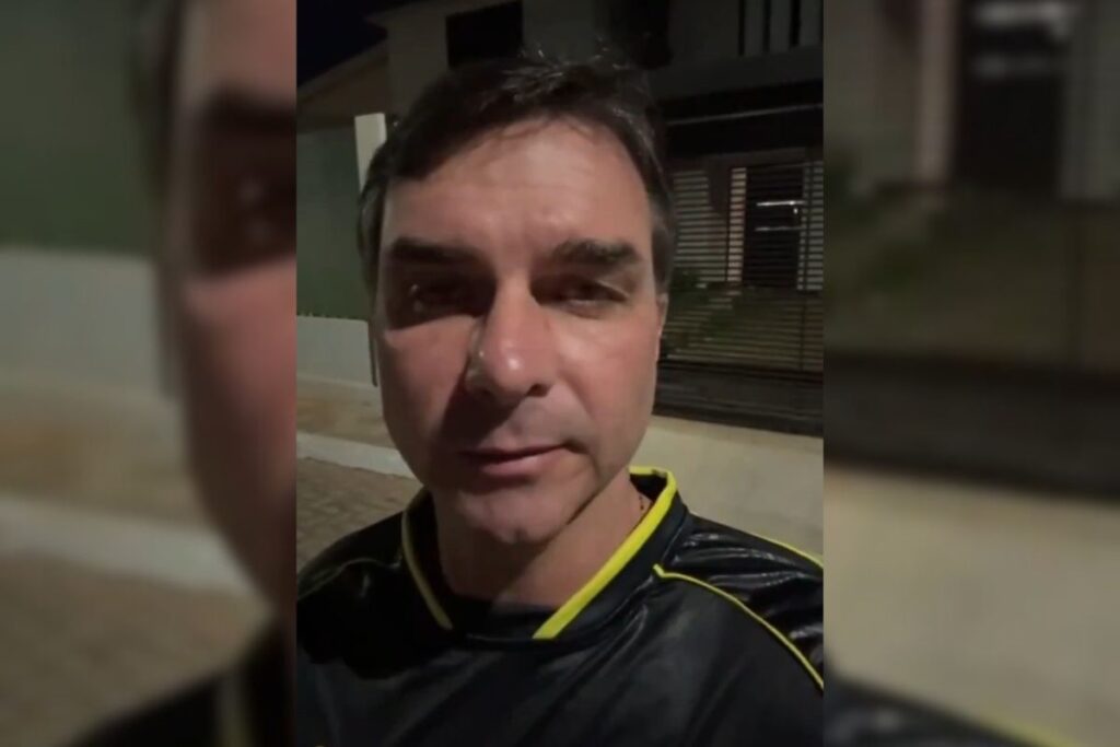 flavio-na-frente-da-casa-de-bolsonaro:-“nao-merece-a-humilhacao”