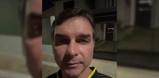 flavio-na-frente-da-casa-de-bolsonaro:-“nao-merece-a-humilhacao”
