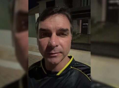 flavio-na-frente-da-casa-de-bolsonaro:-“nao-merece-a-humilhacao”