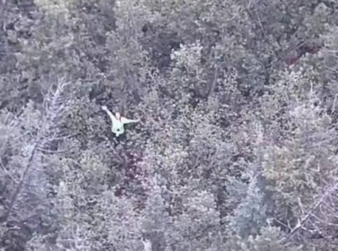 mulher-e-resgatada-de-helicoptero-apos-se-perder-em-desafio-do-youtube