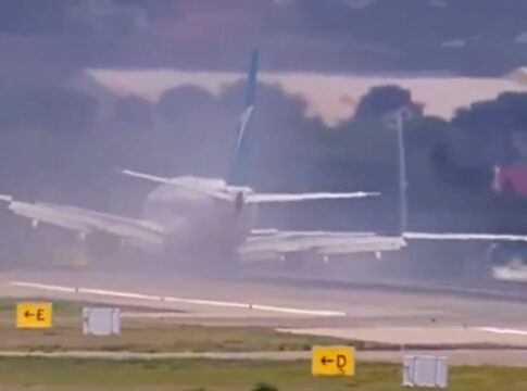 aviao-bate-motor-no-solo-durante-aterrissagem-no-caribe;-video
