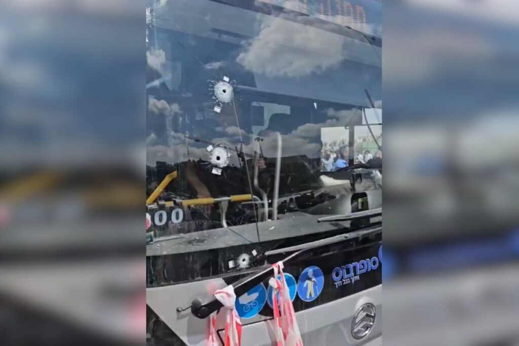 veja-imagens-do-ataque-a-onibus-que-deixou-6-mortos-em-jerusalem