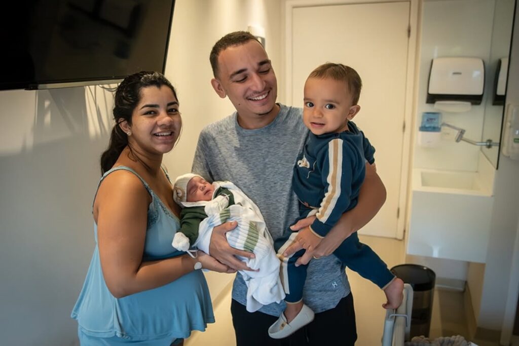 foto:-joao-gomes-encanta-ao-mostrar-encontro-dos-filhos-na-maternidade