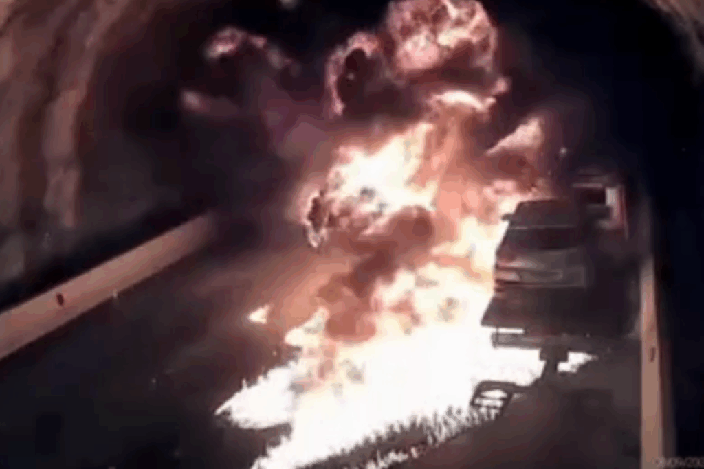 video:-carro-pega-fogo-em-cima-de-guincho-e-interdita-tunel-no-litoral