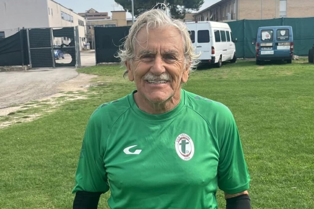 ex-jogador-volta-a-atuar-aos-83-anos-e-revela-segredo:-“sexo-e-comida”