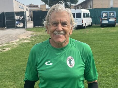 ex-jogador-volta-a-atuar-aos-83-anos-e-revela-segredo:-“sexo-e-comida”