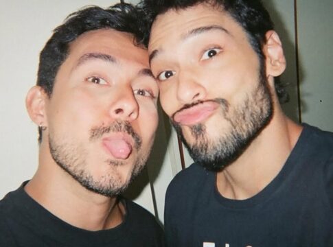 bruno-fagundes-ganha-carinho-de-namorado-em-estreia-de-peca;-assista