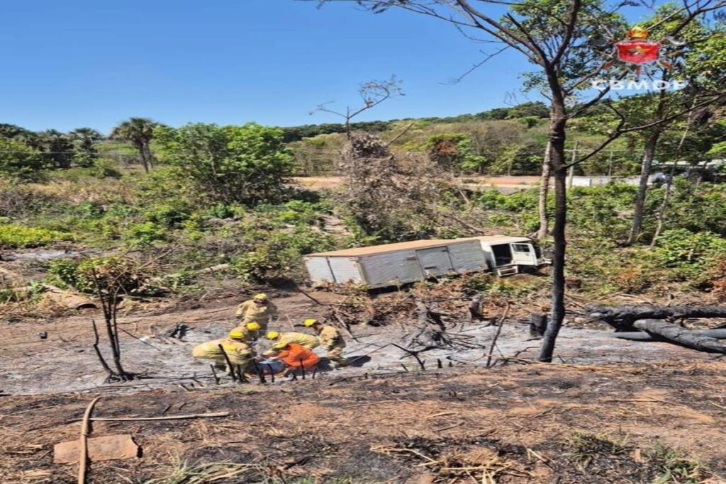 colisao-na-br-080-mata-motoclista-e-faz-caminhao-tombar-em-ribanceira