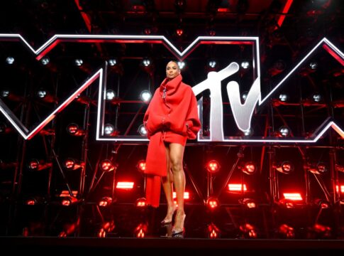 vermelho-e-destaque-a-parte-nos-looks-do-vmas-2025.-veja-exemplos
