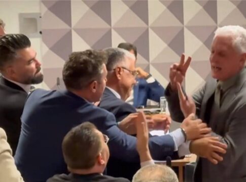 aos-gritos,-lider-do-pl-e-deputado-do-pt-brigam-em-cpmi-do-inss.-video