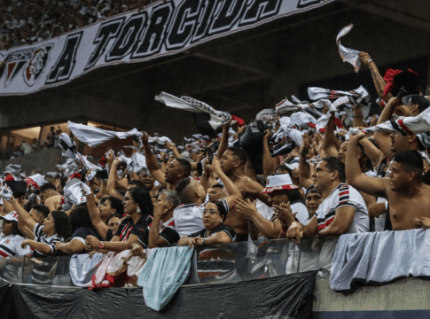 video:-santa-cruz-e-recebido-com-festa-da-torcida-apos-acesso