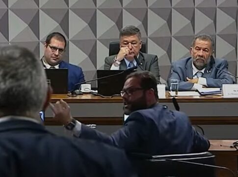 cpmi-do-inss:-senador-manda-deputado-“se-foder”-e-mostra-dedo-do-meio