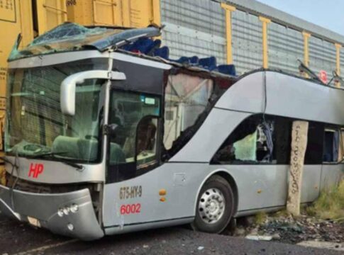 mexico:-trem-de-carga-parte-onibus-ao-meio-e-10-pessoas-morrem.-video