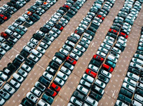 producao-e-venda-de-veiculos-caem-em-agosto,-mas-exportacao-salta-49%