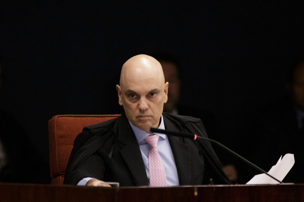 moraes-vota-para-condenar-bolsonaro-e-mais-7-reus-por-trama-golpista