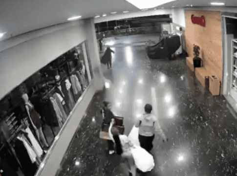 video:-gravida-e-filha-menor-sao-flagradas-furtando-loja-em-shopping