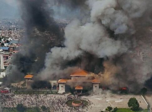 veja-momento-em-que-manifestantes-incendeiam-a-capital-do-nepal.-video