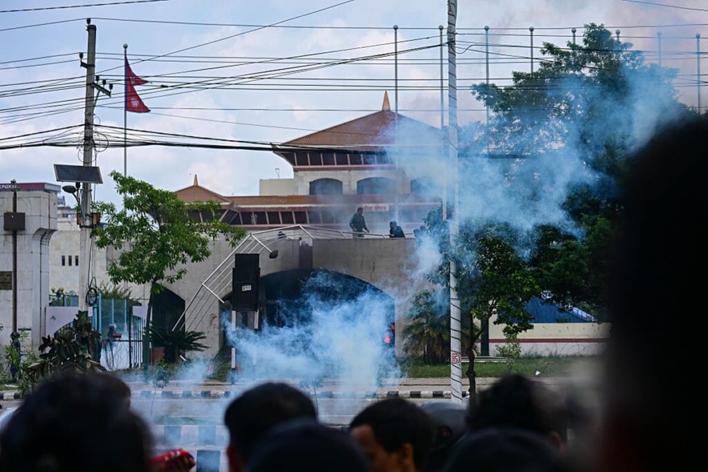 nepal:-esposa-de-ex-premier-morre-apos-casa-ser-incendiada-em-protesto