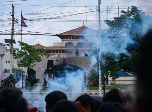 nepal:-esposa-de-ex-premier-morre-apos-casa-ser-incendiada-em-protesto