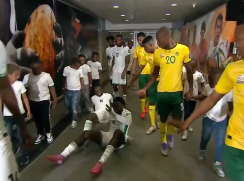 video:-jogadores-da-nigeria-escorregam-em-tunel-de-acesso-ao-campo