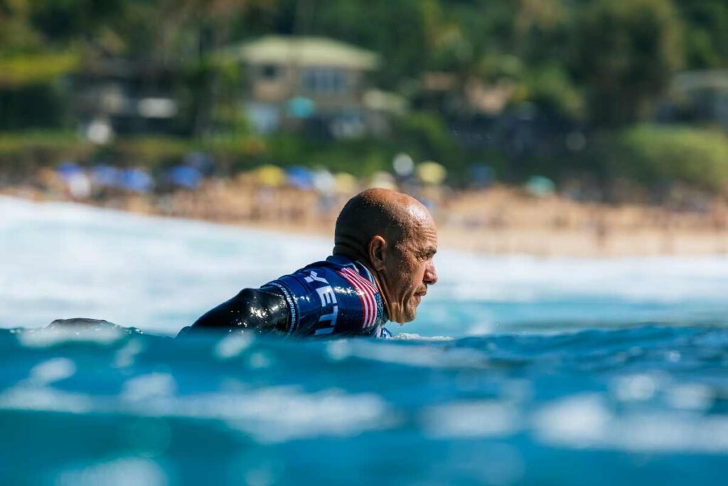 lenda-do-surfe-revela-conviver-com-problema-de-saude-ha-anos;-entenda