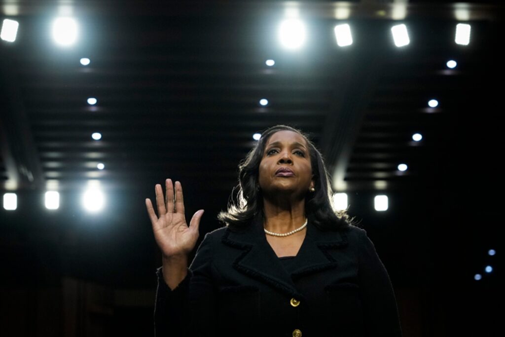 justica-dos-eua-impede-trump-de-demitir-lisa-cook,-diretora-do-fed