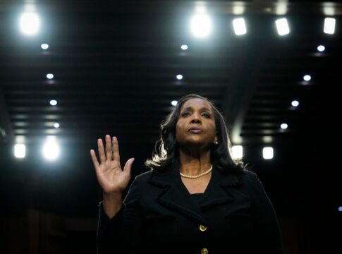 justica-dos-eua-impede-trump-de-demitir-lisa-cook,-diretora-do-fed