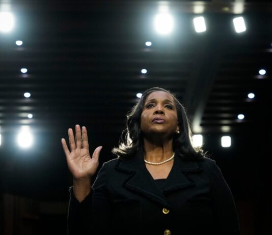 justica-dos-eua-impede-trump-de-demitir-lisa-cook,-diretora-do-fed