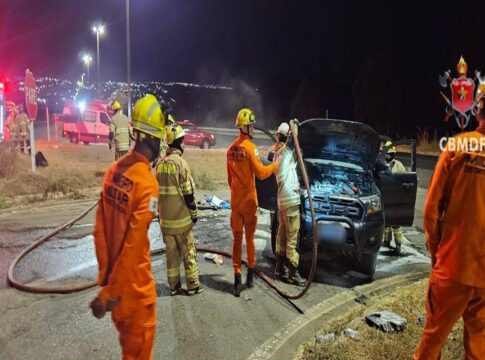 carro-pega-fogo-na-br-020-e-bombeiros-sao-acionados-na-madrugada