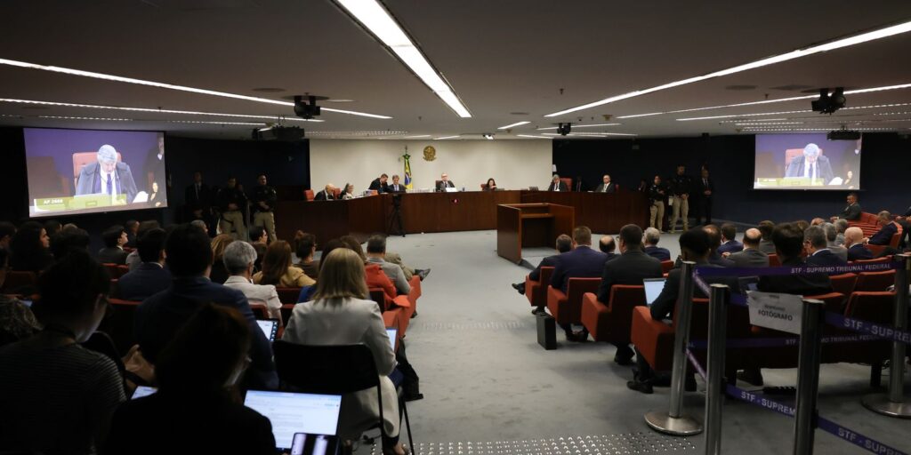 stf-retoma-julgamento-de-bolsonaro-apos-intervalo;-fux-prossegue-voto