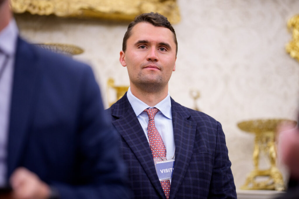 influencer-aliado-de-trump-e-baleado-durante-palestra-em-utah