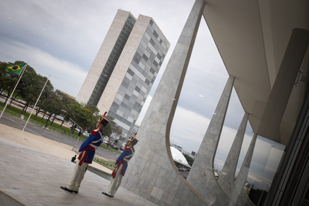 homem-que-tentou-invadir-planalto-disse-que-“era-rei”-e-queria-“trono”