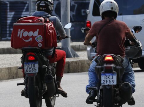 camara-aprova-urgencia-para-votar-vale-refeicao-para-entregadores