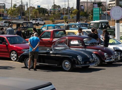 brasilia-sedia-encontro-de-carros-antigos-com-300-modelos-classicos