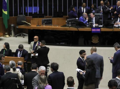 aprovada-urgencia-de-pl-que-libera-r$-1,5-bi-para-saude-e-educacao