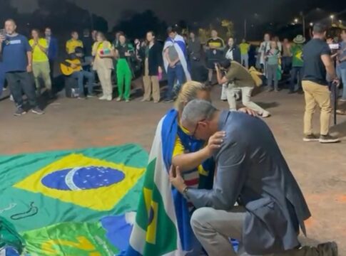 apoiadores-cantam-louvor-apos-fux-votar-pela-absolvicao-de-bolsonaro