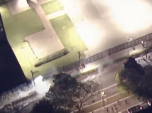 pm-usa-bomba-de-gas-e-dispersa-manifestantes-na-favela-do-moinho