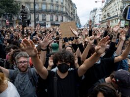 protestos-levam-milhares-as-ruas-na-franca-contra-modelo-politico