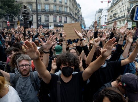 protestos-levam-milhares-as-ruas-na-franca-contra-modelo-politico