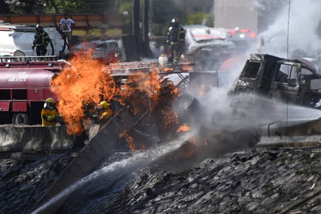 caminhao-de-gas-explode,-mata-ao-menos-4-e-fere-90-no-mexico;-videos