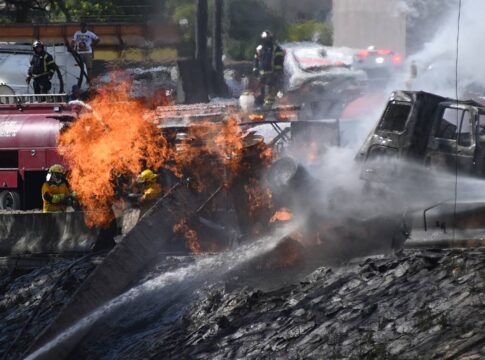 caminhao-de-gas-explode,-mata-ao-menos-4-e-fere-90-no-mexico;-videos