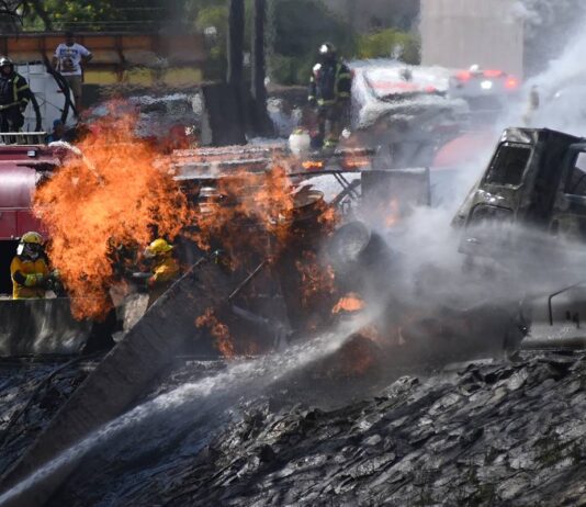 caminhao-de-gas-explode,-mata-ao-menos-4-e-fere-90-no-mexico;-videos