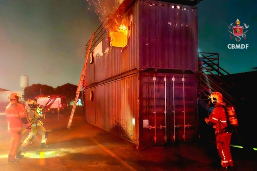 bombeiros-realizam-simulacao-de-combate-a-incendio-no-df;-veja-imagens