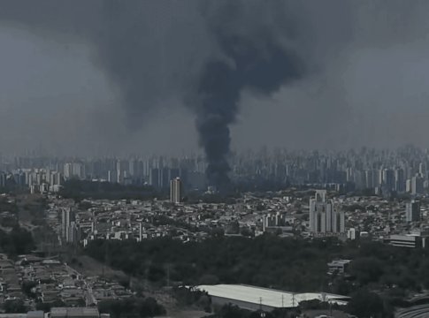 incendio-de-grandes-proporcoes-destroi-galpao-na-lapa-em-sp