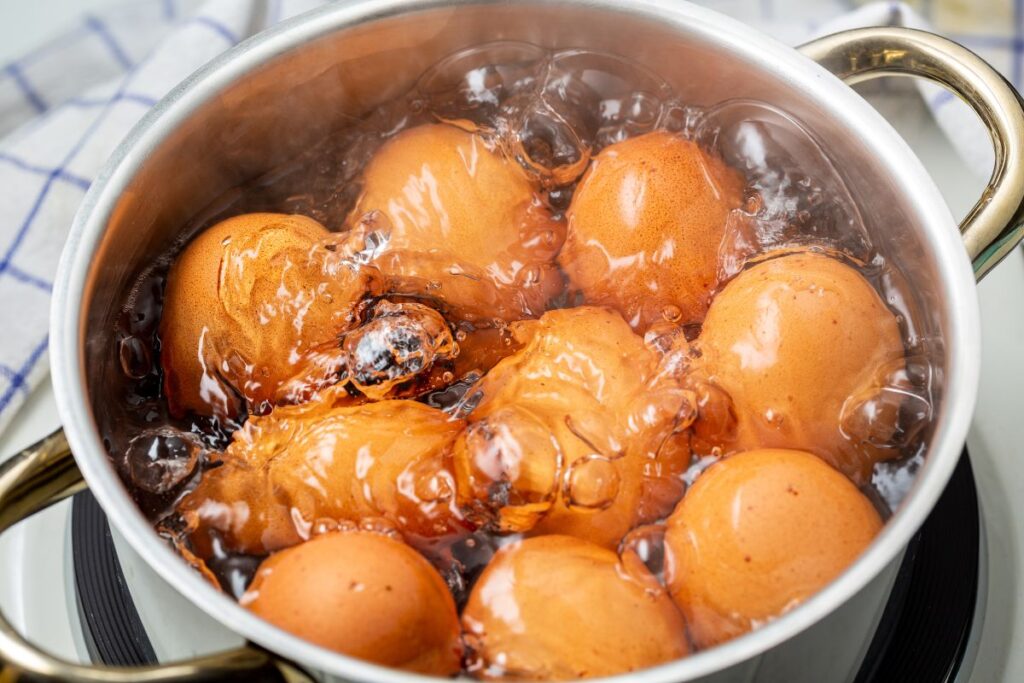 saiba-por-que-voce-deve-colocar-sal-na-agua-ao-cozinhar-ovos