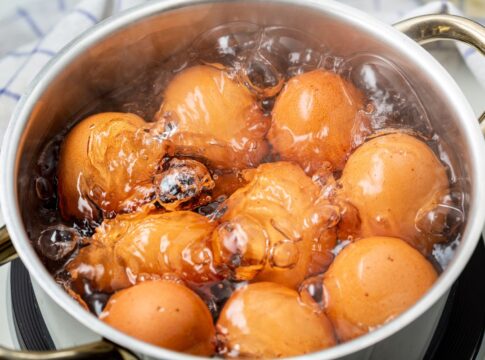 saiba-por-que-voce-deve-colocar-sal-na-agua-ao-cozinhar-ovos