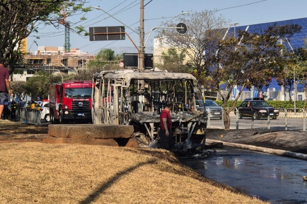onibus-pega-fogo-perto-de-metro-em-sp-por-conta-de-pane-eletrica.-veja