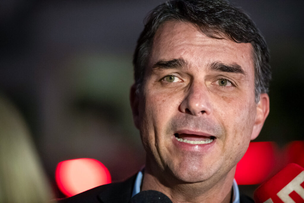 flavio-bolsonaro-diz-que-pai-e-um-“inocente-injustamente-condenado”